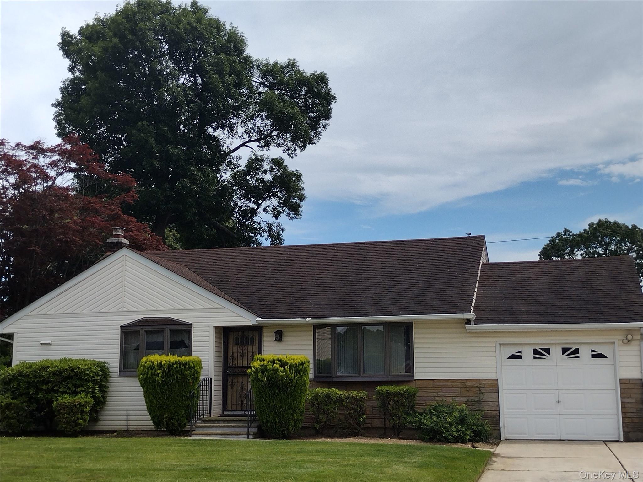 3 bed, 1 bath estate sale at 3986 Maplewood Drive, Seaford, NY — Nassau County Long Island listing photo