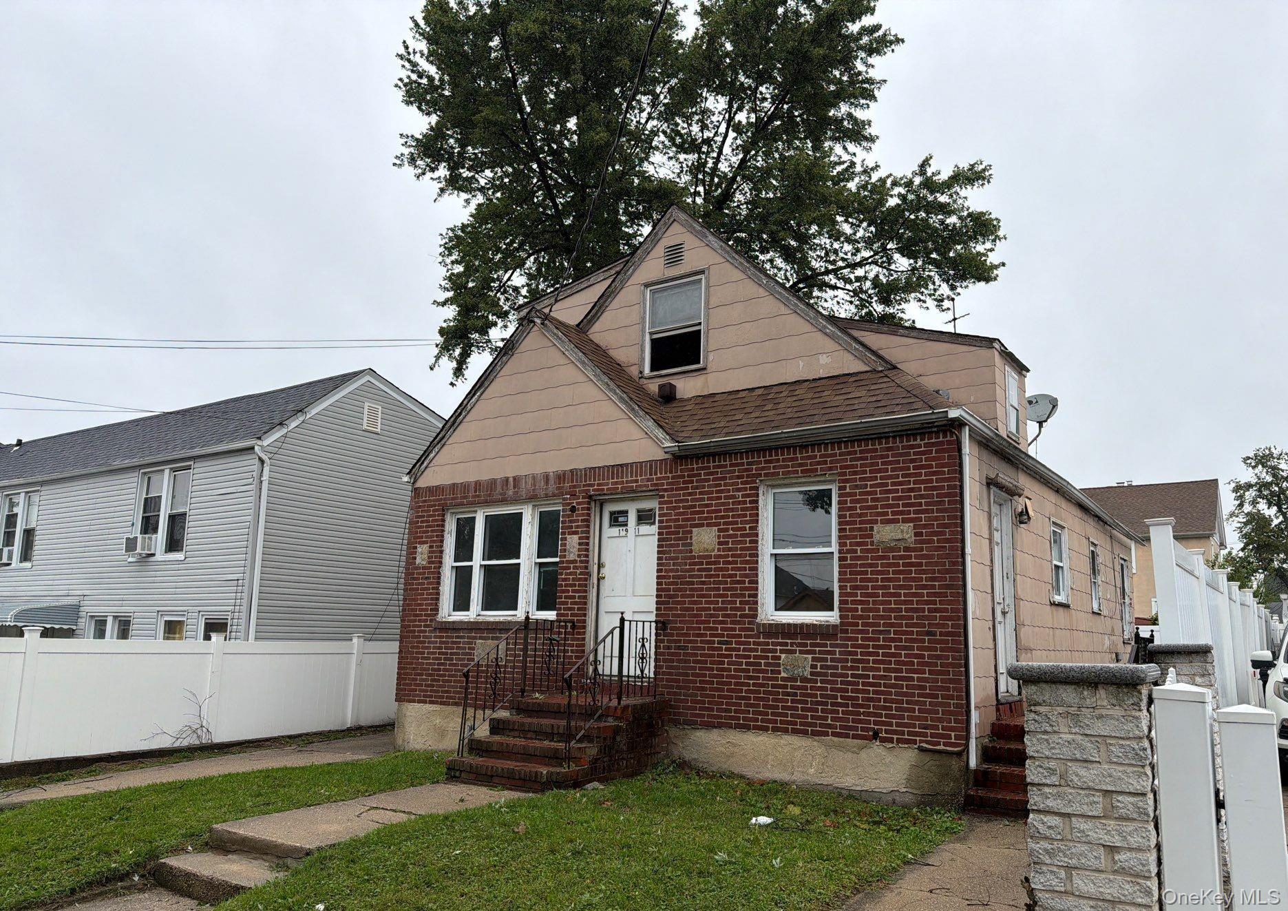 4 bed, 2 bath auction property at 119-11 194th Street, Saint Albans, NY — Queens County Long Island listing photo
