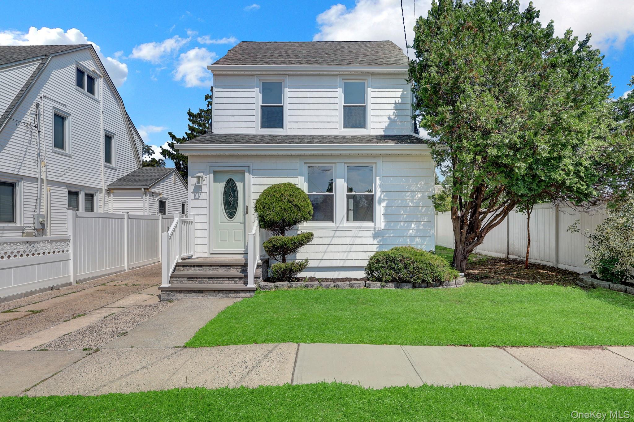 3 bed, 2 bath estate sale at 15 Stratford Avenue, Williston Park, NY — Nassau County Long Island listing photo