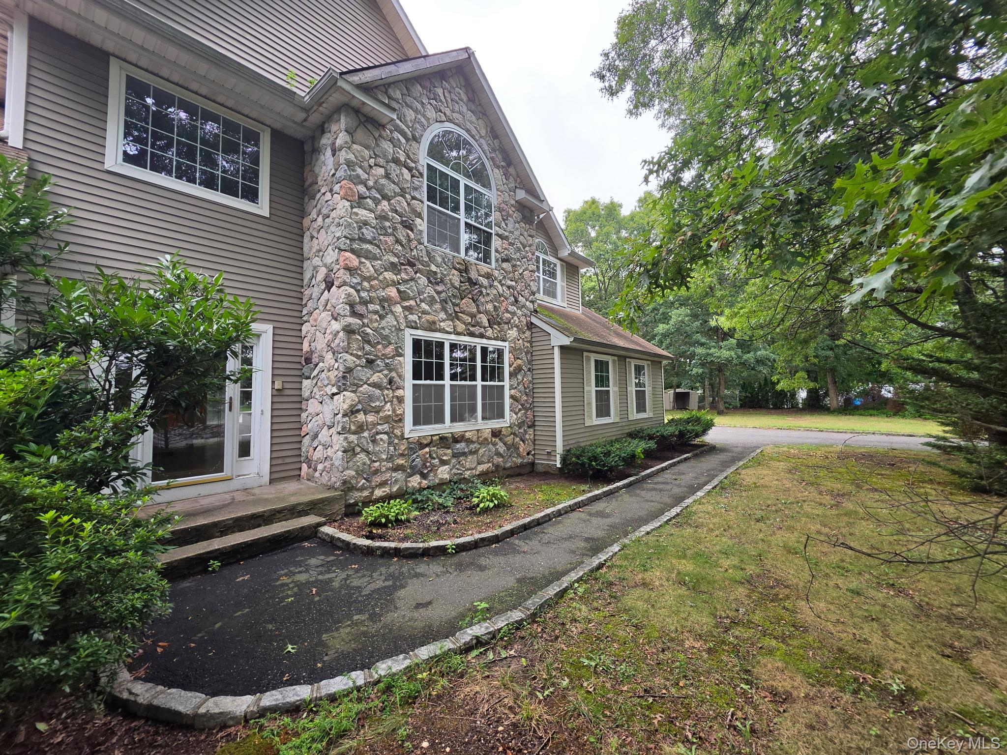 4 bed, 4 bath auction property at 16 Jacobsen Court, Medford, NY — Suffolk County Long Island listing photo