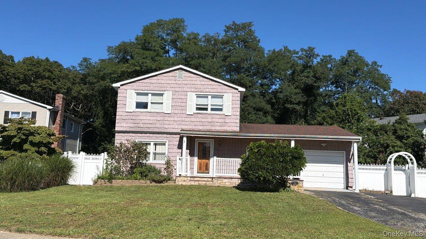 4 bed, 3 bath auction property at 32 Sylvia Circle, Holbrook, NY — Suffolk County Long Island listing photo