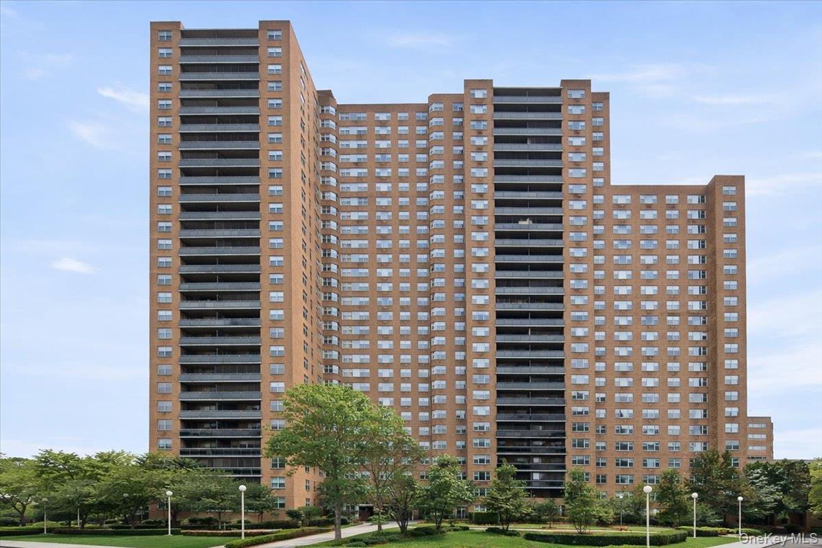 2 bed, 1 bath home for sale at 70-25 Yellowstone Boulevard, Forest Hills, NY — Queens County Long Island listing photo