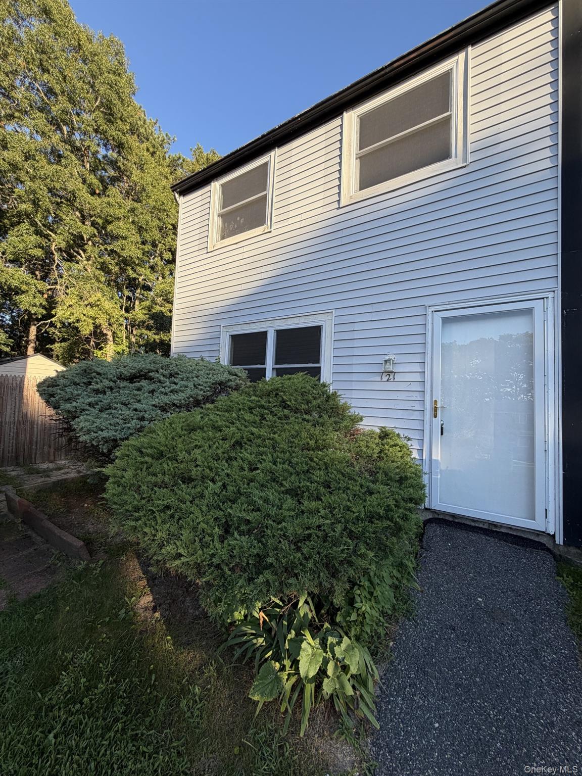 3 bed, 2 bath estate sale at 121 Hill Spur, Calverton, NY — Suffolk County Long Island listing photo