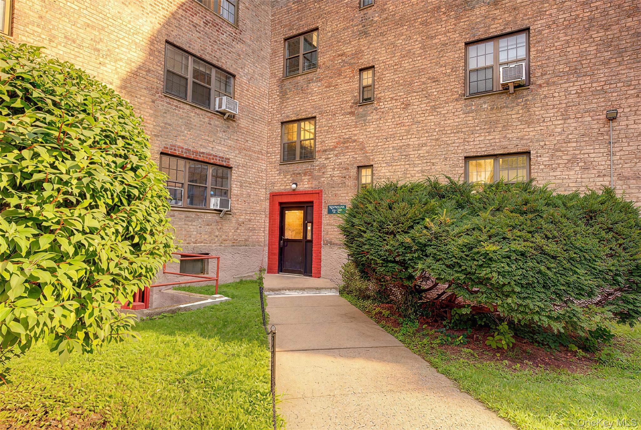 1 bed, 1 bath home for sale at 78-35 147th Street, Kew Garden Hills, NY — Queens County Long Island listing photo