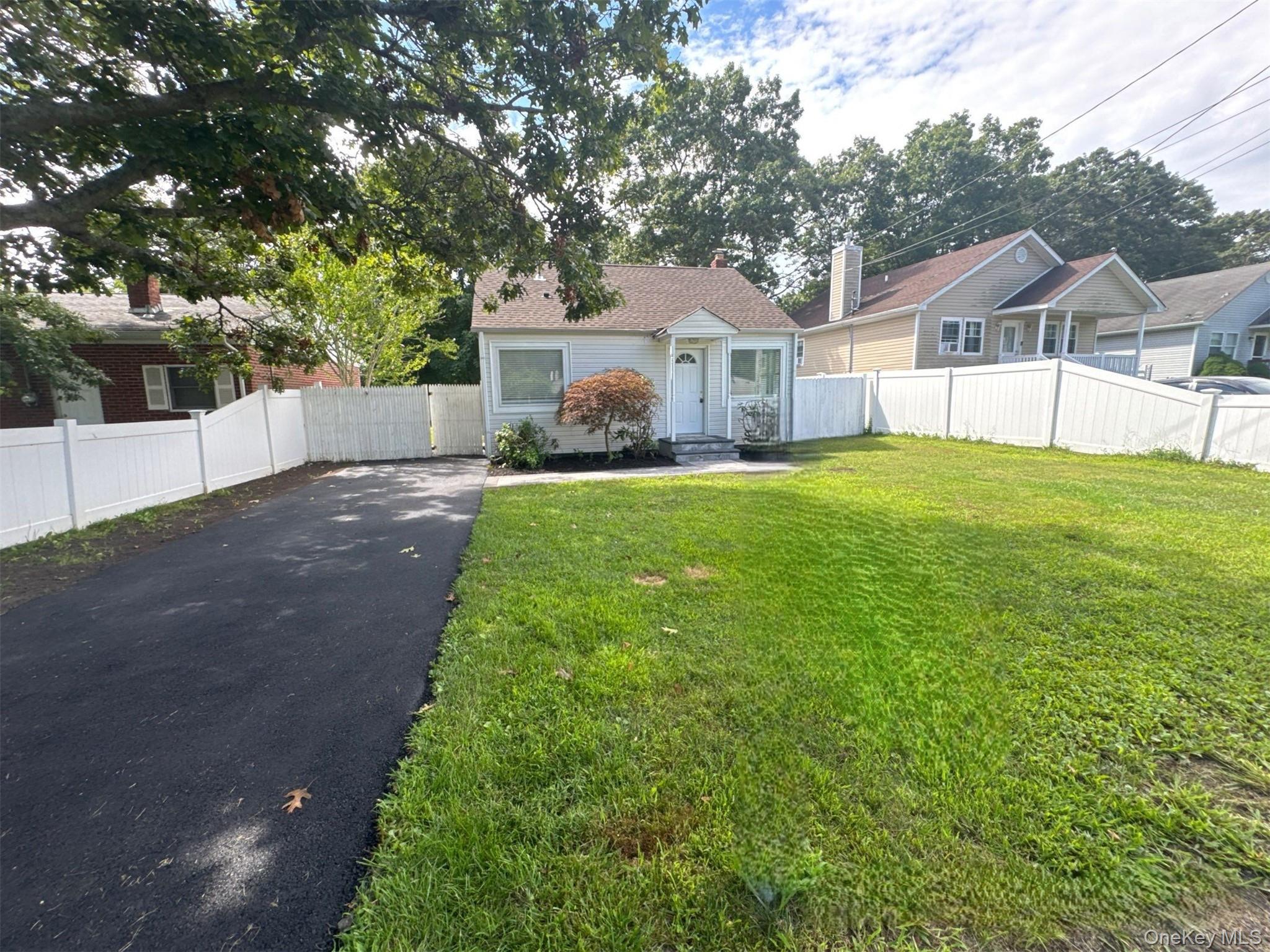 2 bed, 1 bath estate sale at 386 Tallwood Drive, Shirley, NY — Suffolk County Long Island listing photo