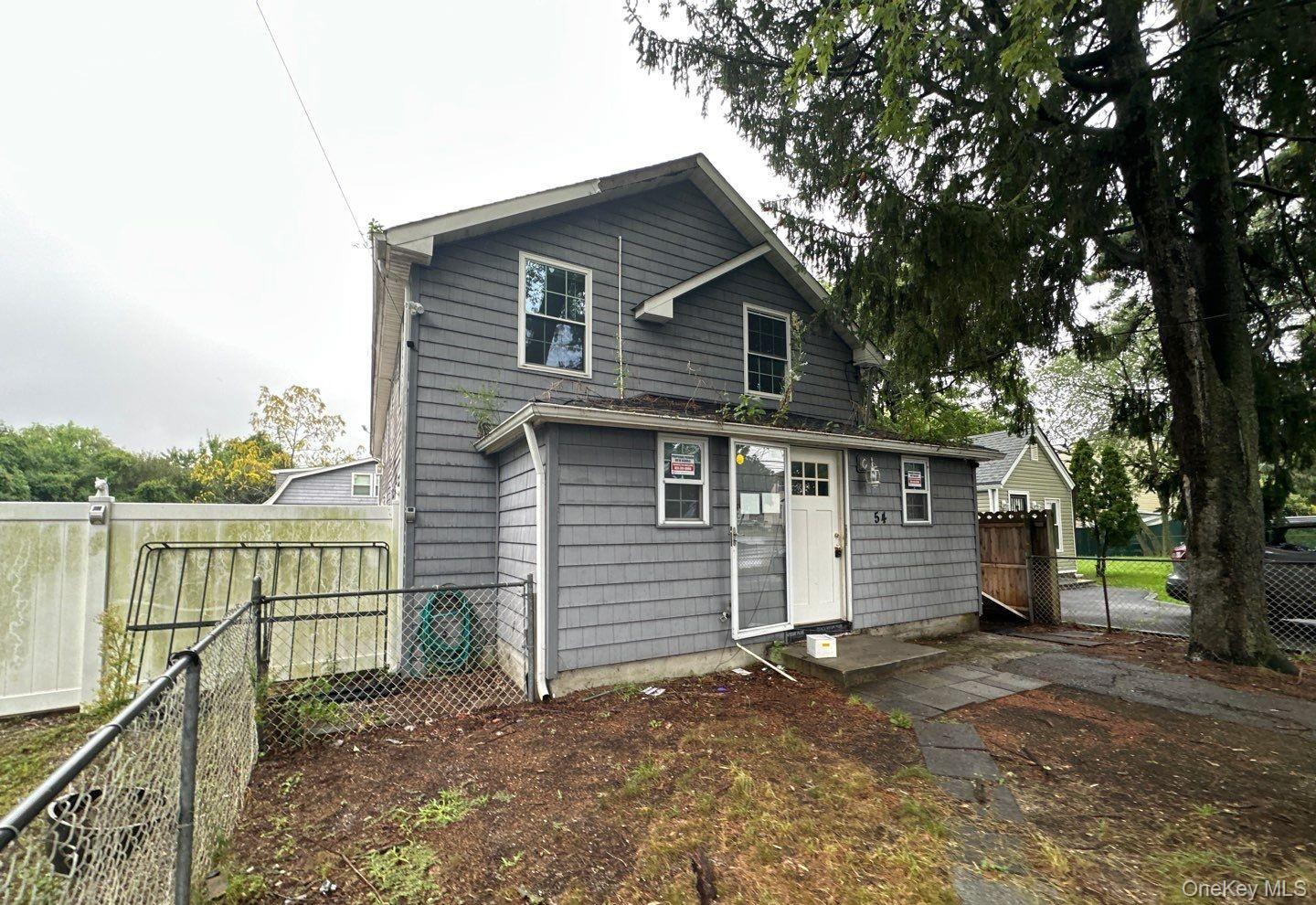 6 bed, 2 bath estate sale at 54 Oneill Avenue, Bay Shore, NY — Suffolk County Long Island listing photo