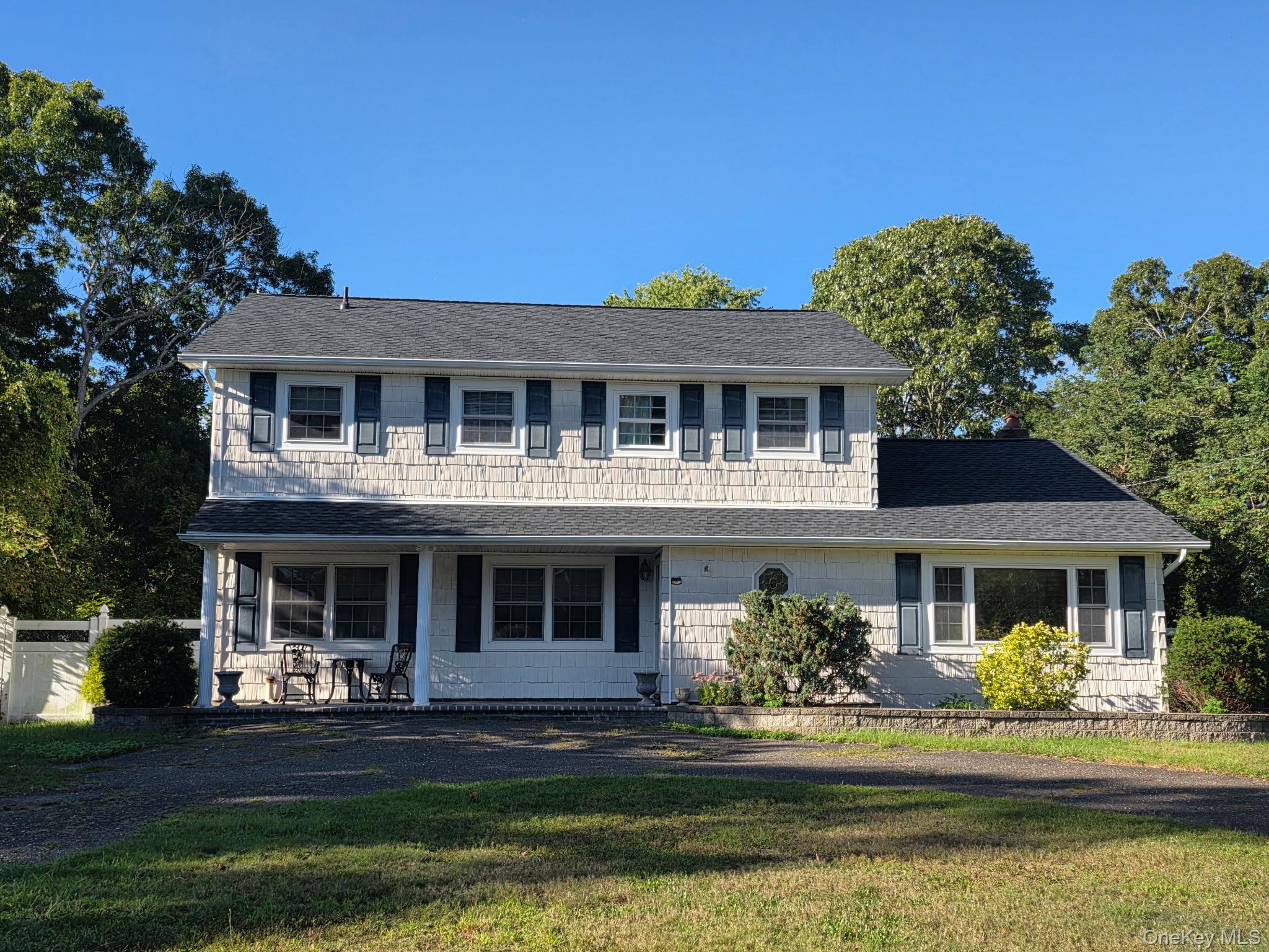 5 bed, 3 bath pre-foreclosure at 343 Mohawk Place, Holbrook, NY — Suffolk County Long Island listing photo