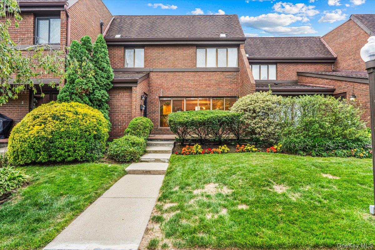2 bed, 3 bath short sale at 4 Spring Hollow, Roslyn, NY — Nassau County Long Island listing photo