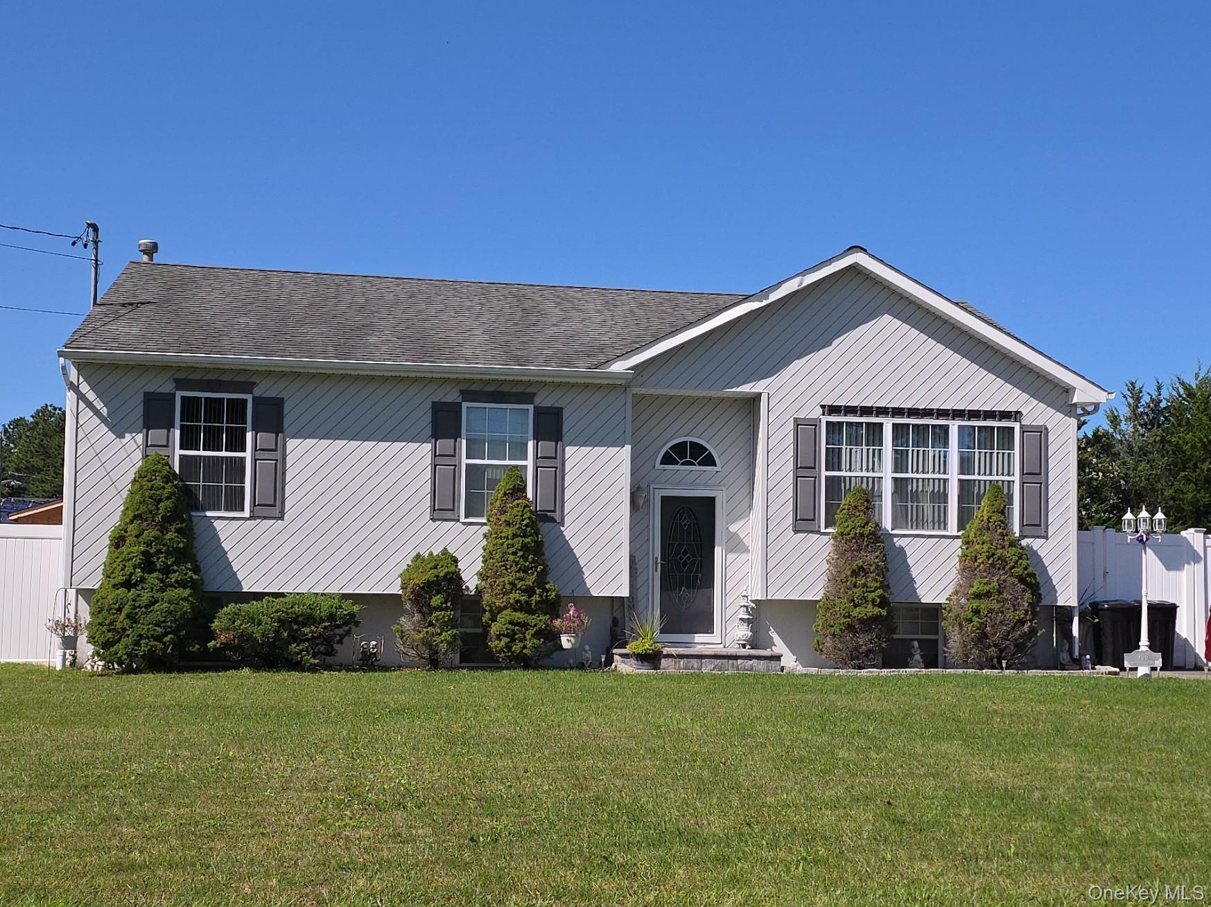 3 bed, 2 bath auction property at 906 Bayview Avenue, Bellport, NY — Suffolk County Long Island listing photo