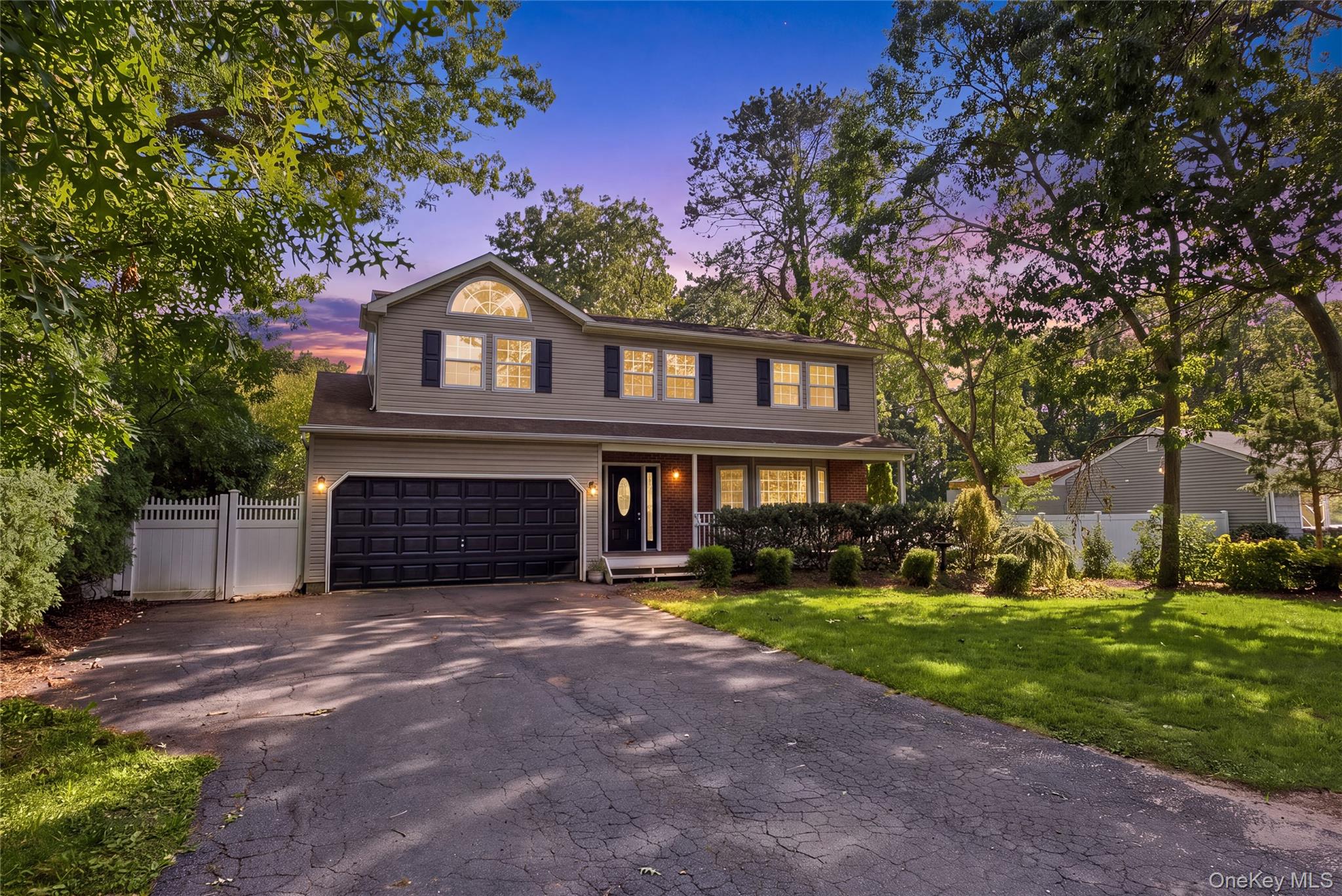 4 bed, 4 bath auction property at 16 Jamaica Avenue, Holtsville, NY — Suffolk County Long Island listing photo