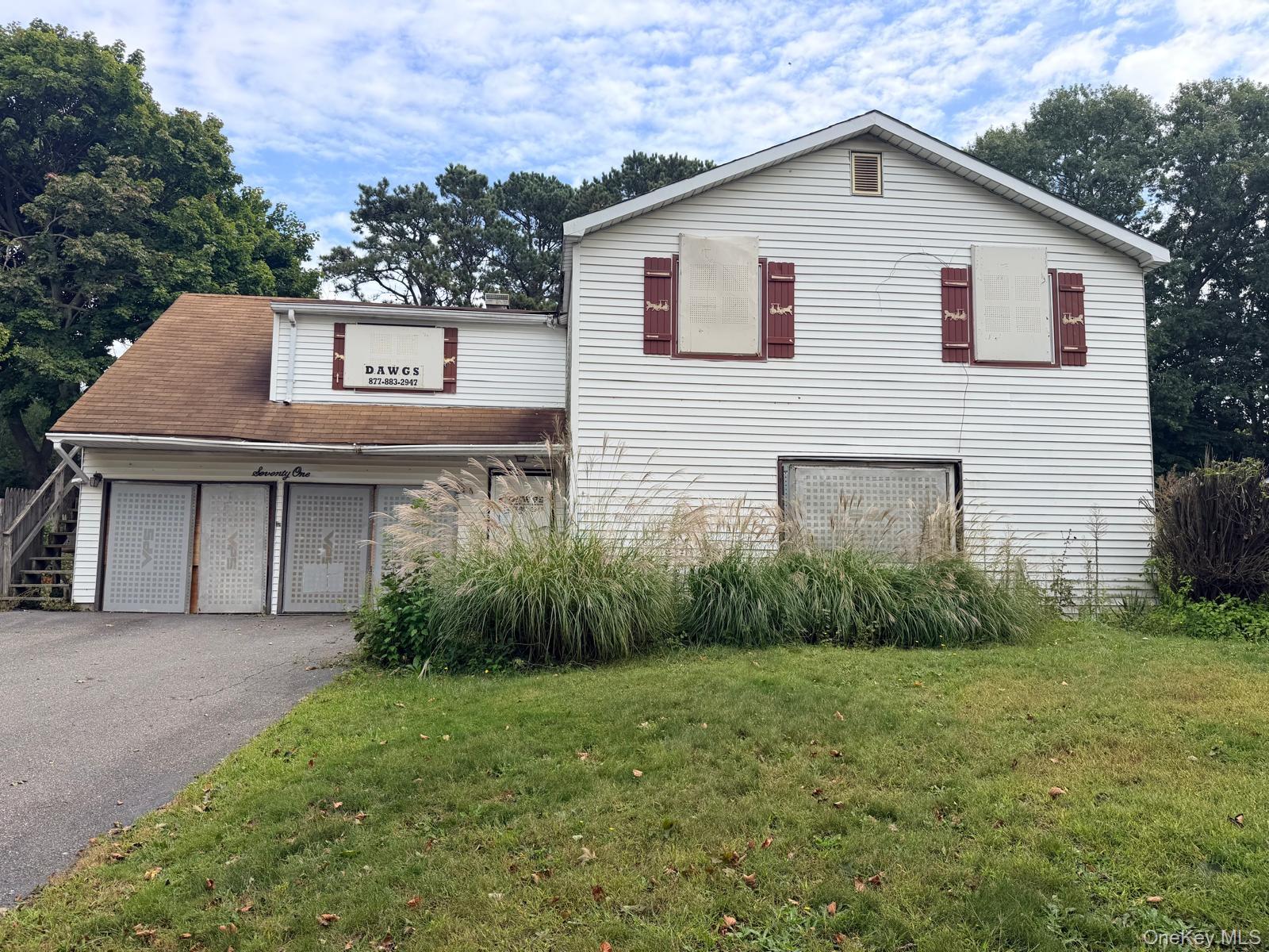 6 bed, 4 bath estate sale at 71 Matsunaye Drive, Medford, NY — Suffolk County Long Island listing photo