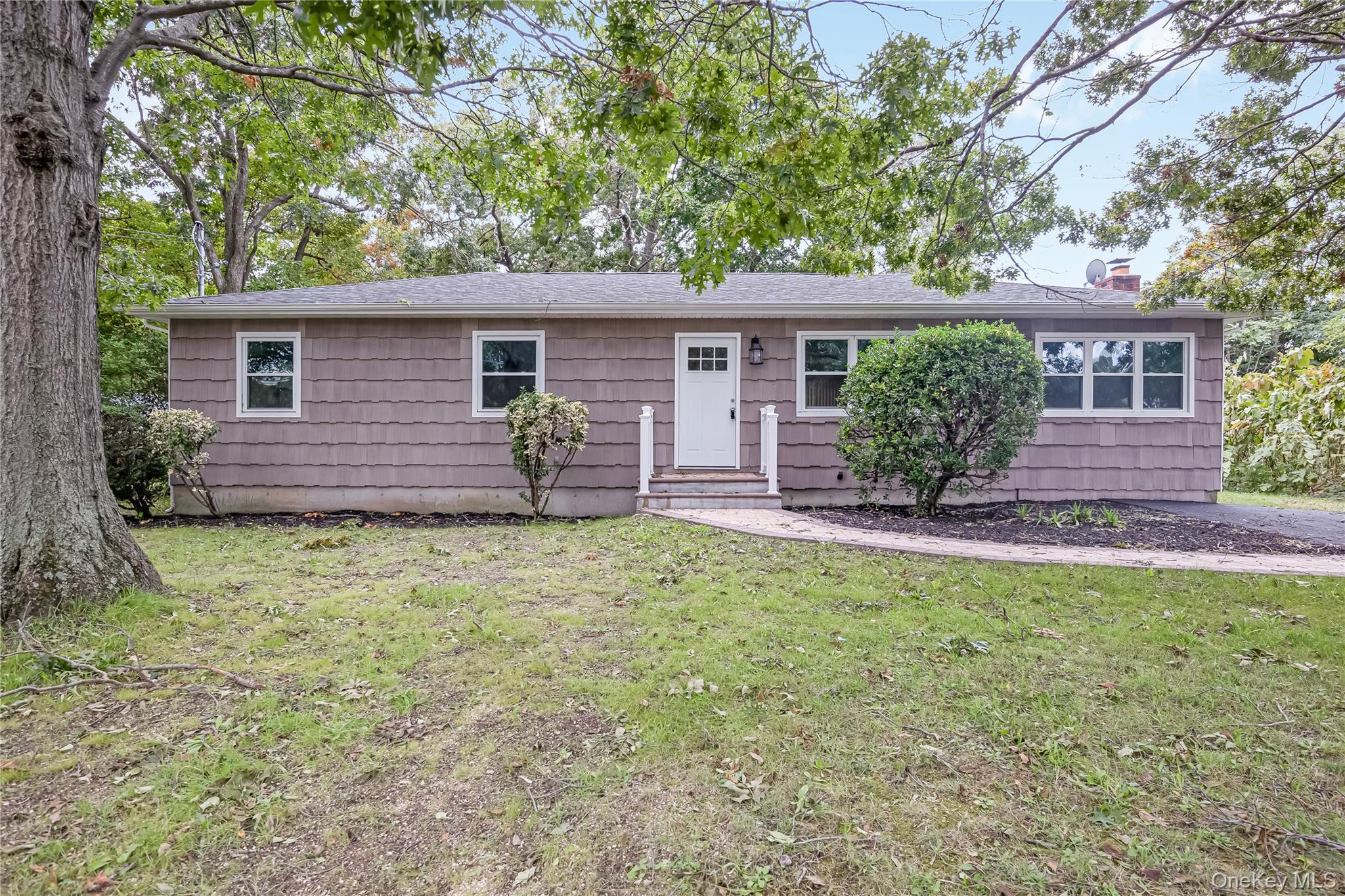 3 bed, 1 bath estate sale at 1182 3rd Avenue, Bay Shore, NY — Suffolk County Long Island listing photo