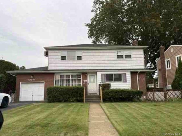 4 bed, 2 bath auction property at 86 Manhattan Avenue, West Babylon, NY — Suffolk County Long Island listing photo
