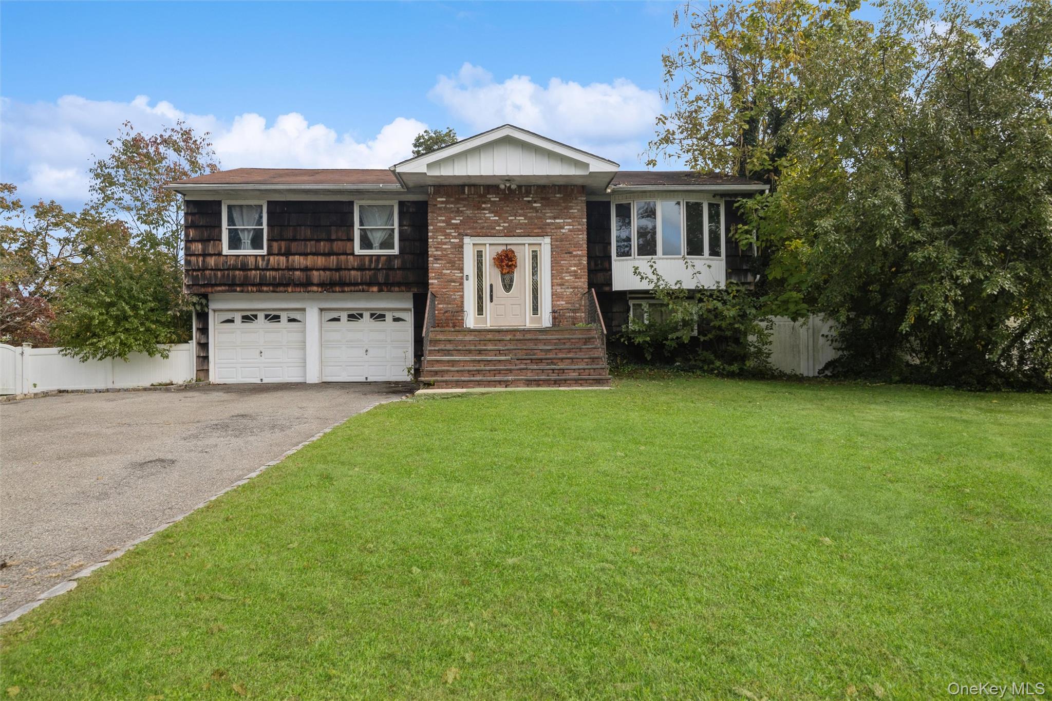 5 bed, 3 bath pre-foreclosure at 35 Peppermint Road, Commack, NY — Suffolk County Long Island listing photo