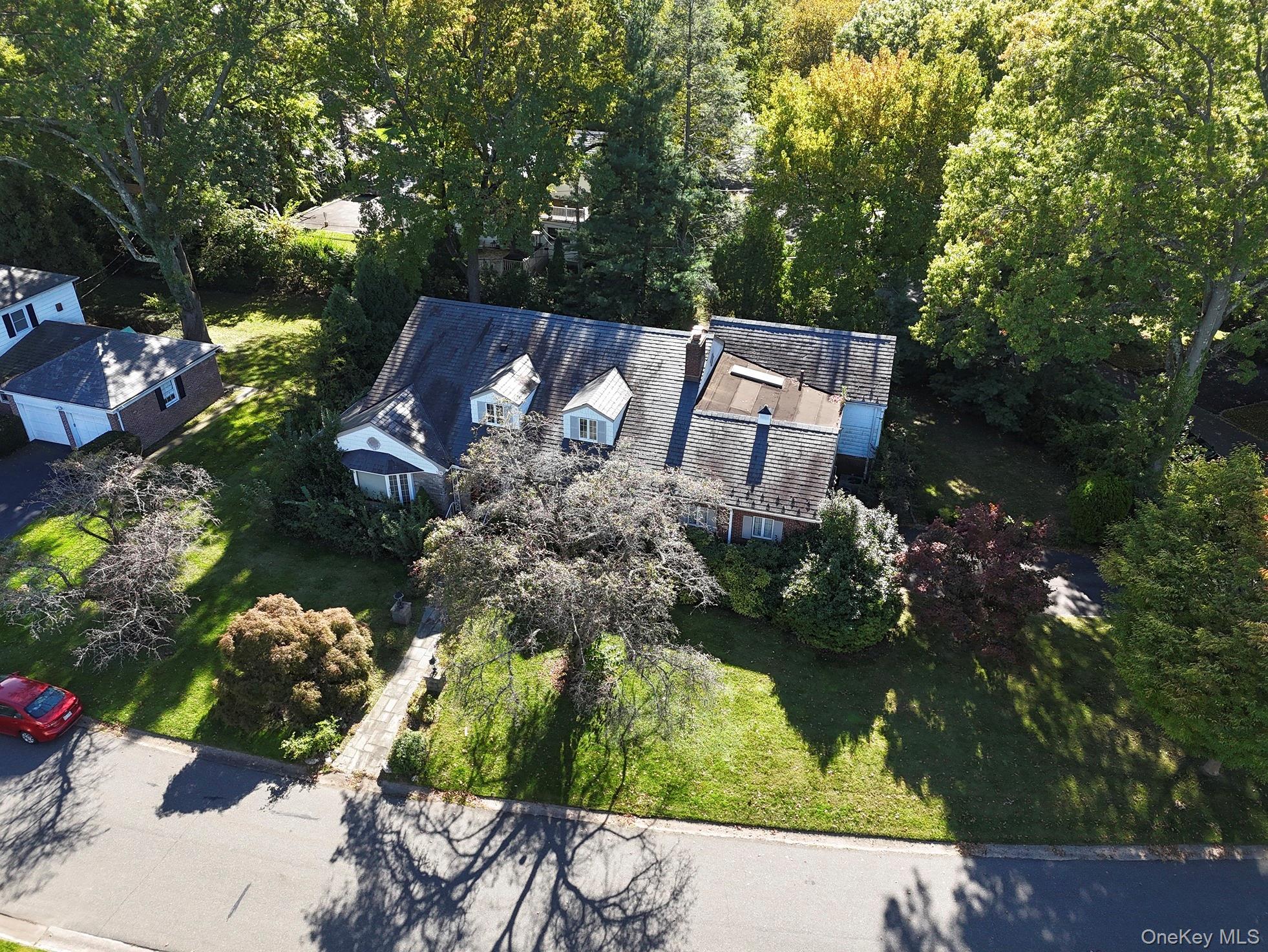 6 bed, 4 bath auction property at 124 Whistler Road, Manhasset, NY — Nassau County Long Island listing photo