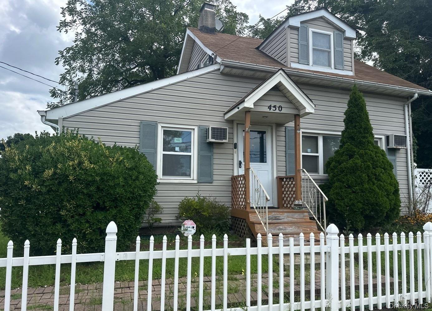 2 bed, 1 bath auction property at 450 Great Neck Road, Copiague, NY — Suffolk County Long Island listing photo