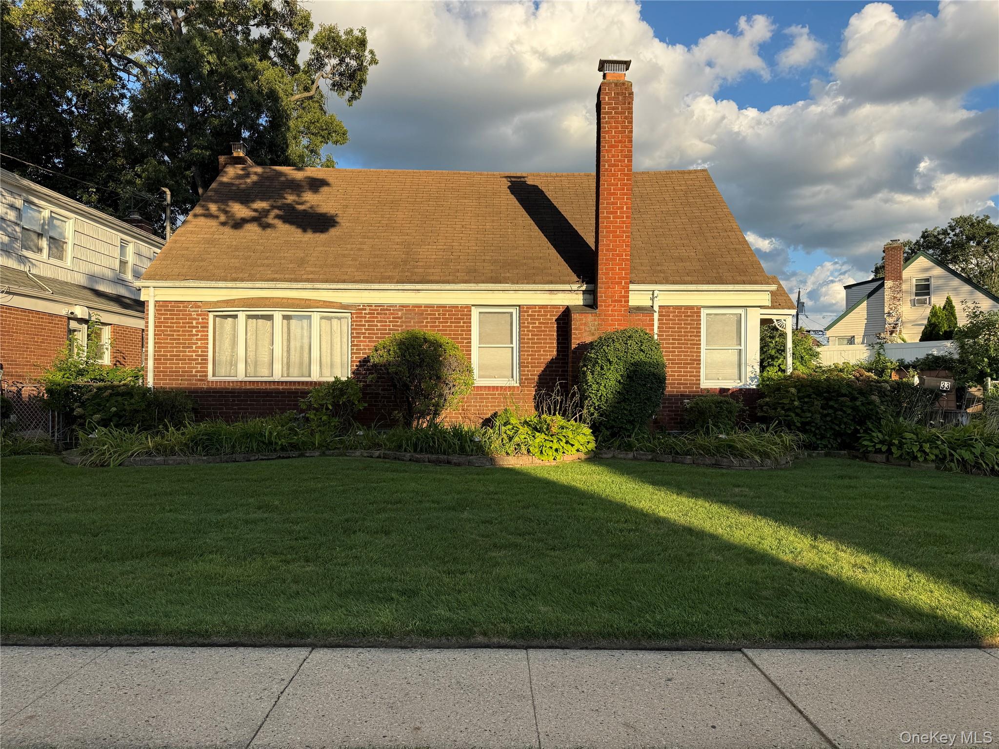 4 bed, 2 bath auction property at 33 Ridgewood Street, Valley Stream, NY — Nassau County Long Island listing photo