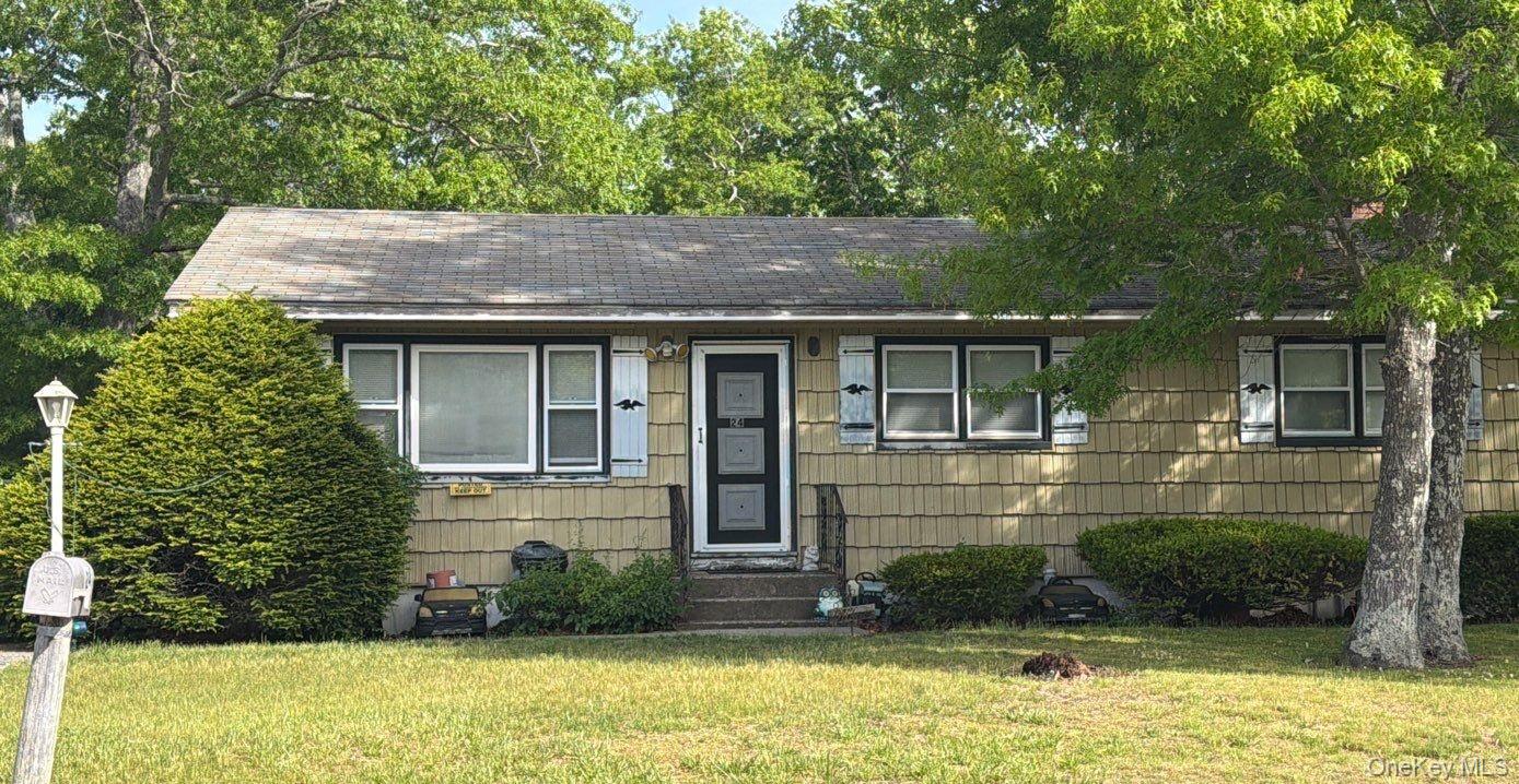 3 bed, 1 bath auction property at 24 Hinda Boulevard, Riverhead, NY — Suffolk County Long Island listing photo