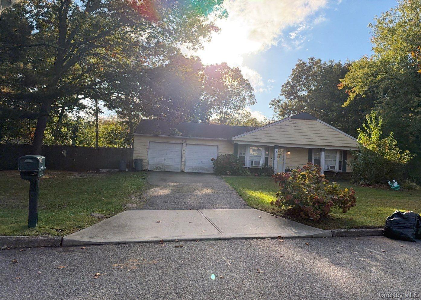 4 bed, 2 bath auction property at 6 Mount Snow Lane, Coram, NY — Suffolk County Long Island listing photo