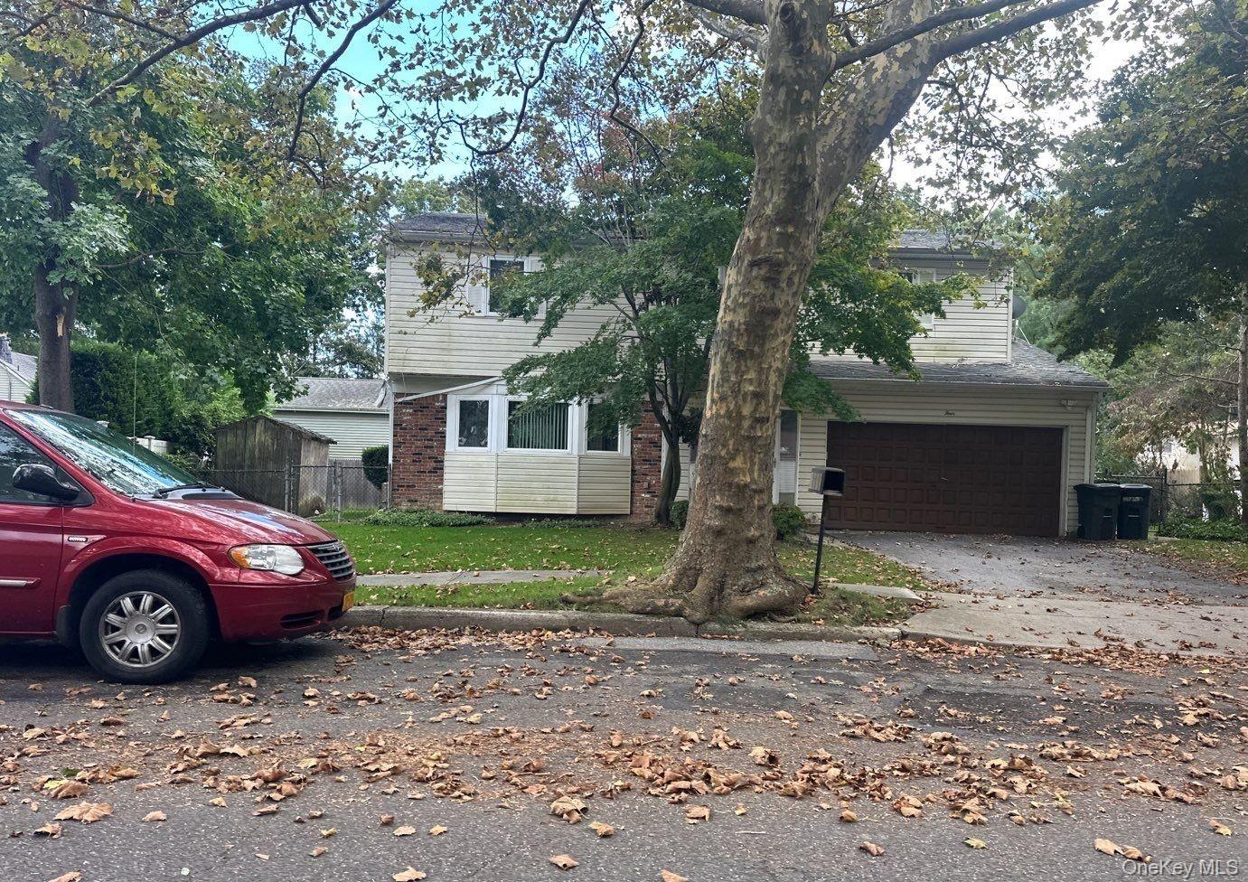4 bed, 3 bath auction property at 4 Shire Court, Greenlawn, NY — Suffolk County Long Island listing photo